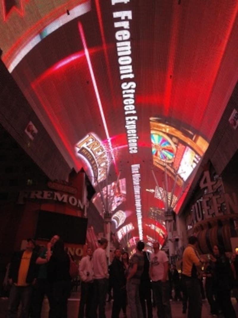 フリーモントストリートのショー。この道以外は暗いので要注意