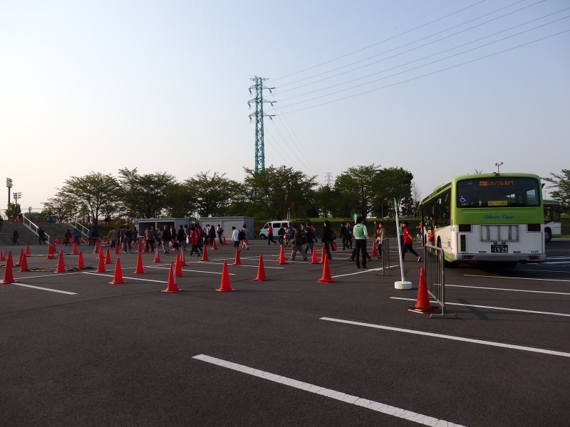 試合開始直前にひっきりなしにスタジアム北門に到着するシャトルバス