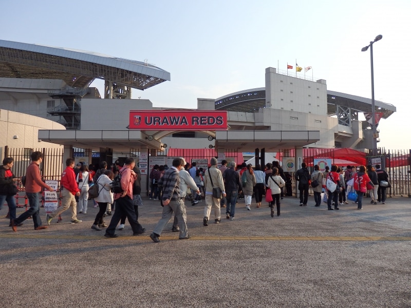 サポーターが続々とつめよせる北門ゲート