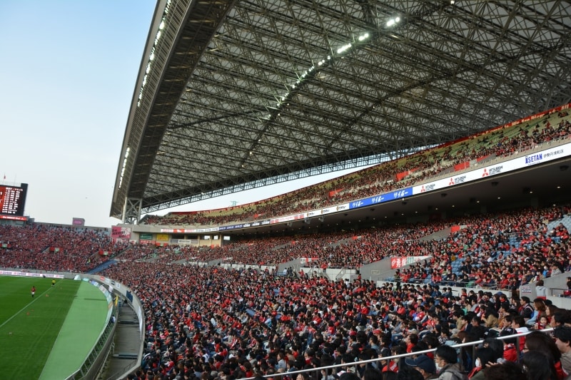 赤く染まるバックスタンド