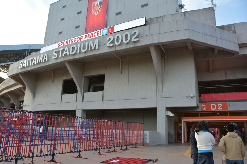 ホームチームとビジターチームのサポートを厳重に区切る境界線