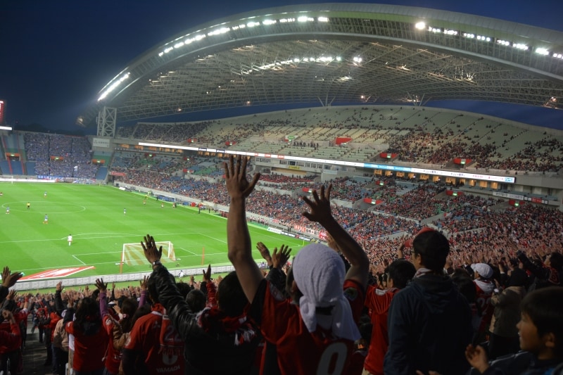 一糸乱れず熱い声援を送り続ける北サイドスタンドのサポーター