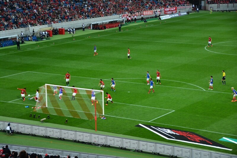 クリアボールをレッズ関根がセンターへ