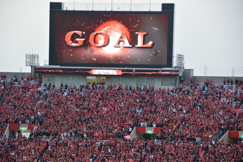 サイドスタンド上に設置された2基のオーロラビジョンに映し出されるGOALの文字