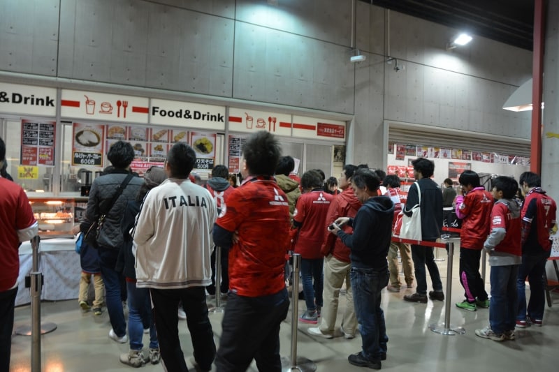 スタジアム内の売店でエネルギー補給