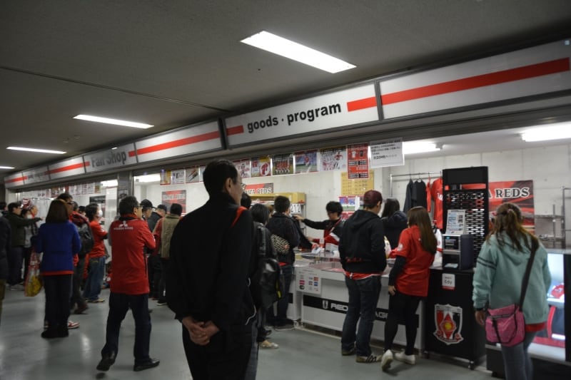 応援グッズの補強ができるスタジアム内のクラブショップ