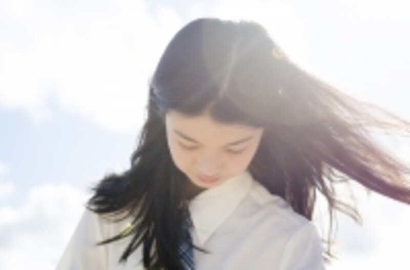 うつむく女性