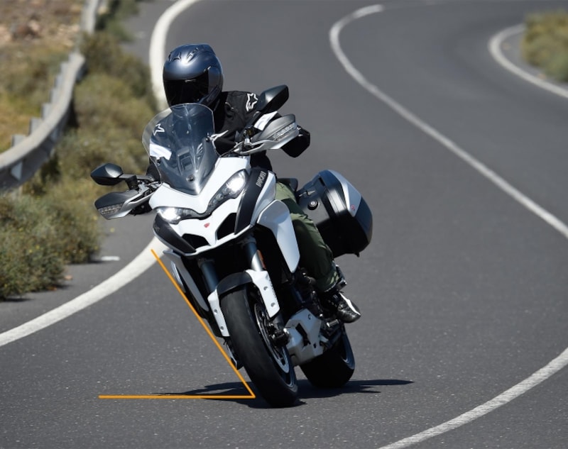 クルマと違い、オートバイは曲がる方向に対してバンク（傾ける）させて走っていく仕組みになっている