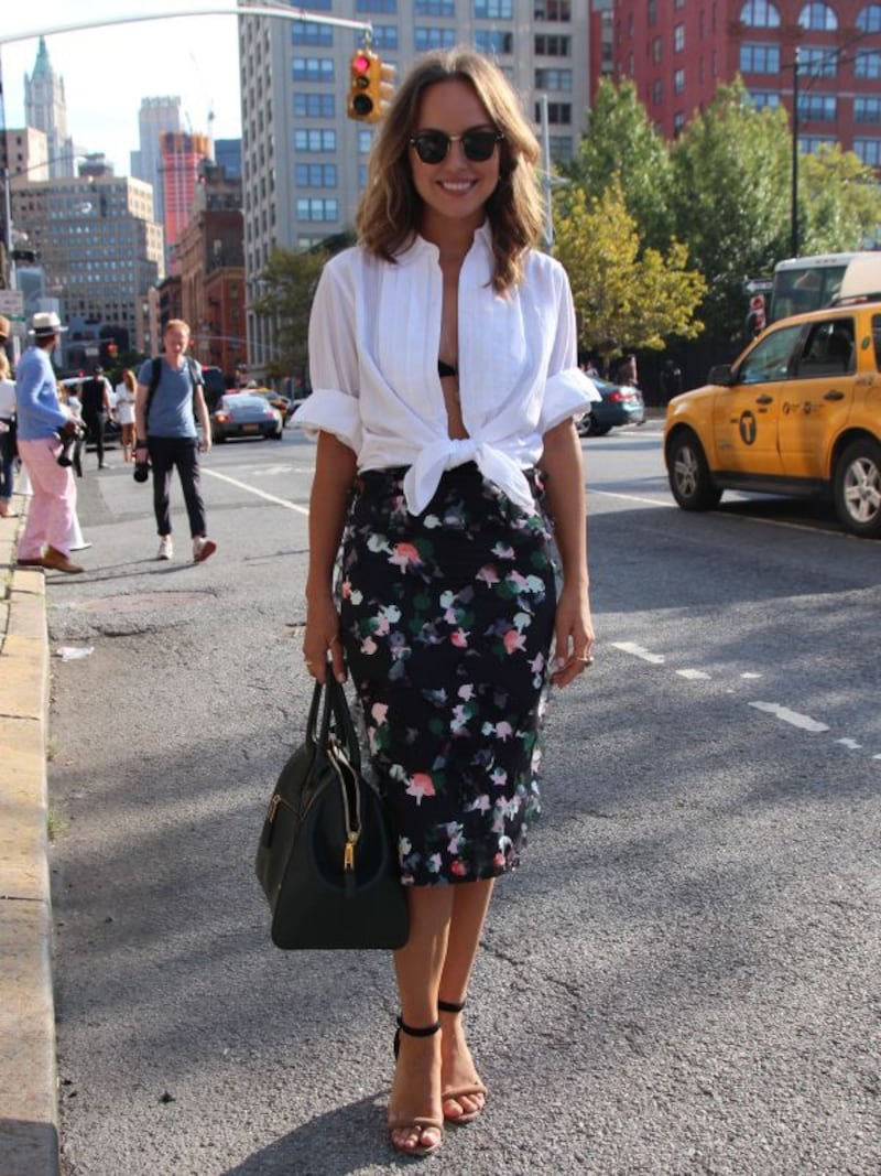 白シャツ+タイトスカート