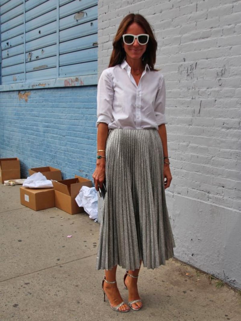 白シャツ＋メタリックスカート