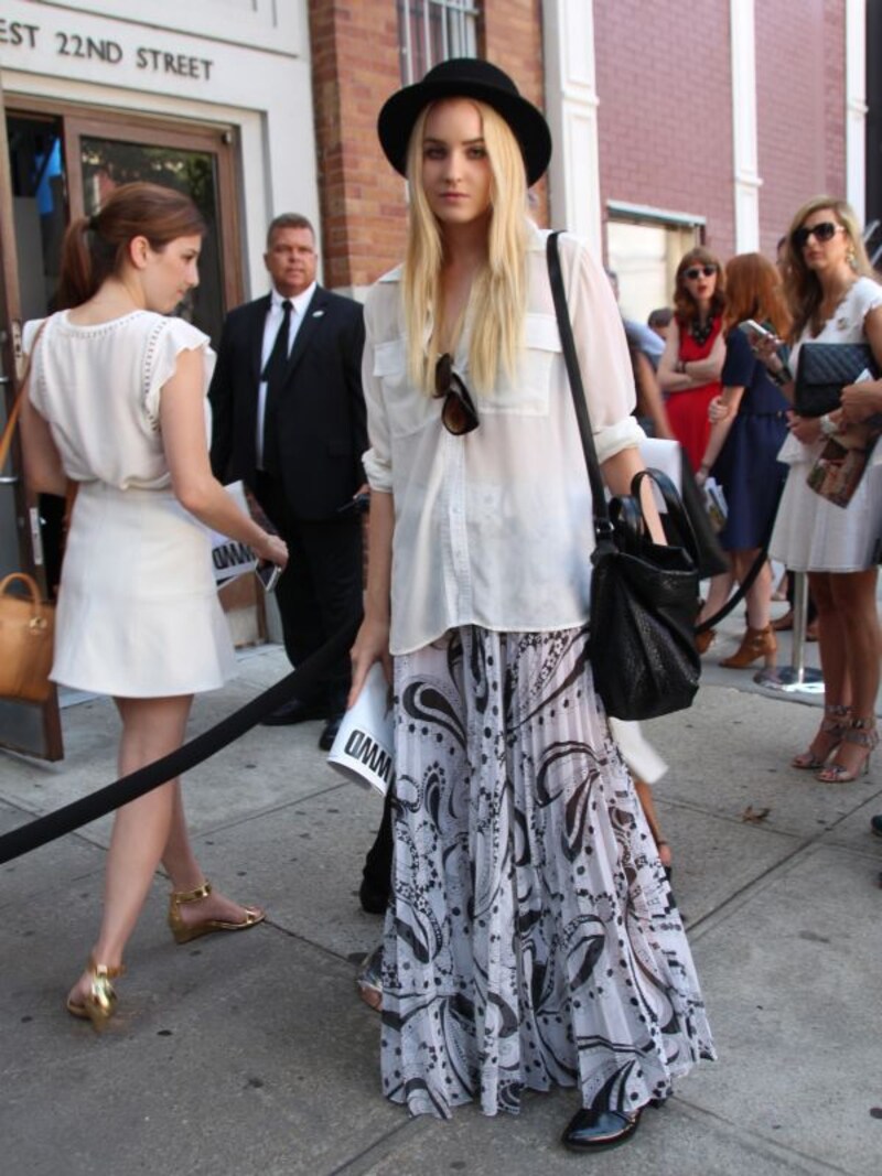 白シャツ＋マキシ丈スカート