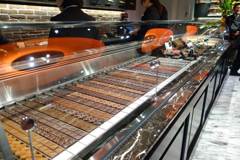 ボンボンショコラが並ぶショーケース