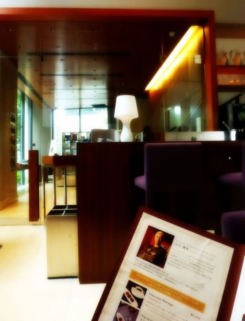 かつての六本木の本店のカフェで。
