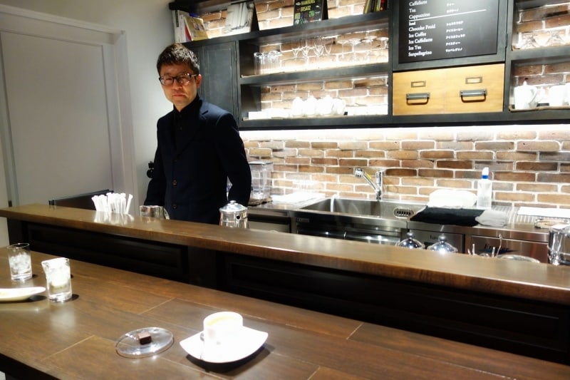 店内奥のカウンターがカフェスペースに