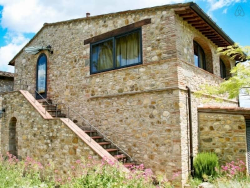 イタリアらしい石づくりの外壁が特徴的