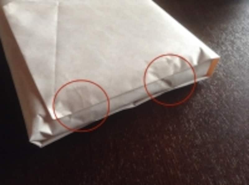 赤丸で囲んだ部分は、テープでとめてある