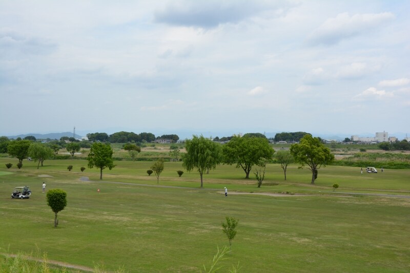利根川のグリーンを巧みに利用した妻沼ゴルフ場