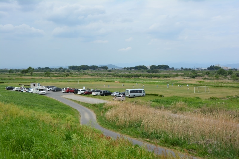 広々とした河原をピッチとするサッカー場