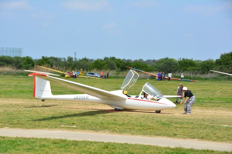 滑空準備を整えたグライダー