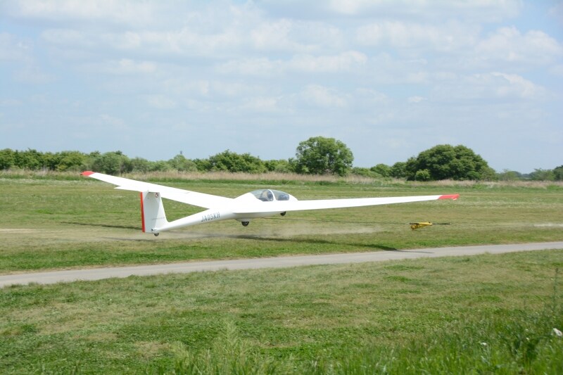 見ているだけで思わずワクワクしてしまうグライダー離陸の瞬間