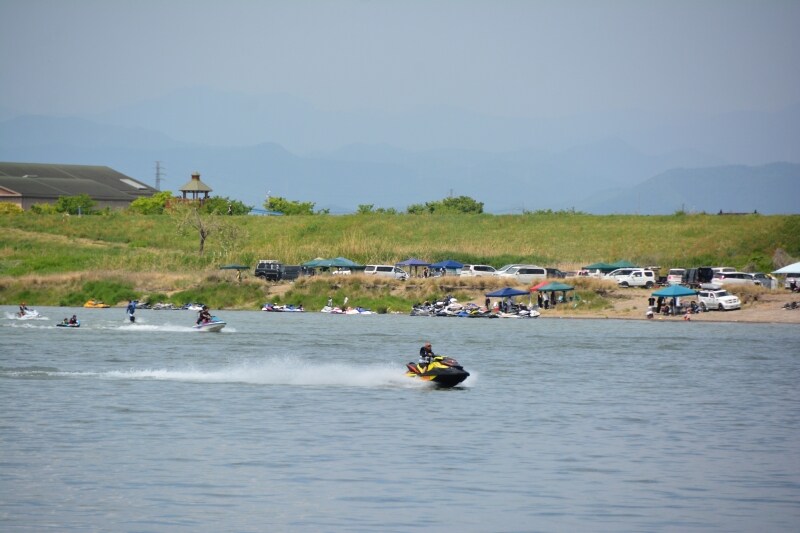轟音を響かせて疾走する水上バイク