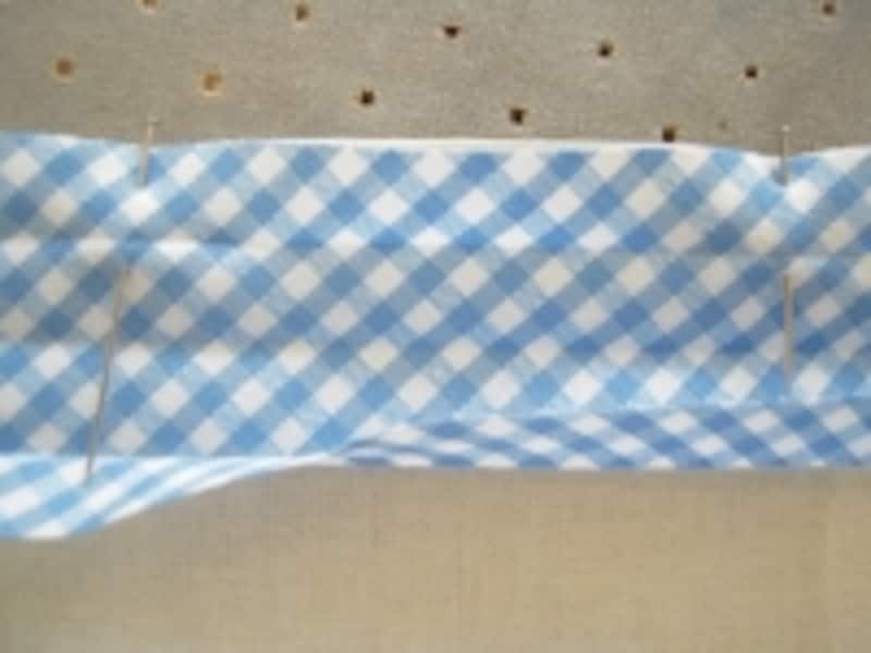 バイアステープを広げ、布と中表にあわせます
