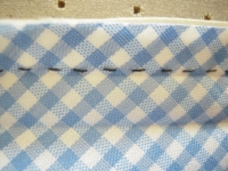 画像はわかりやすくするために、黒い糸を使用していますが、実際はバイアステープの色にあった糸を選んでくださいね