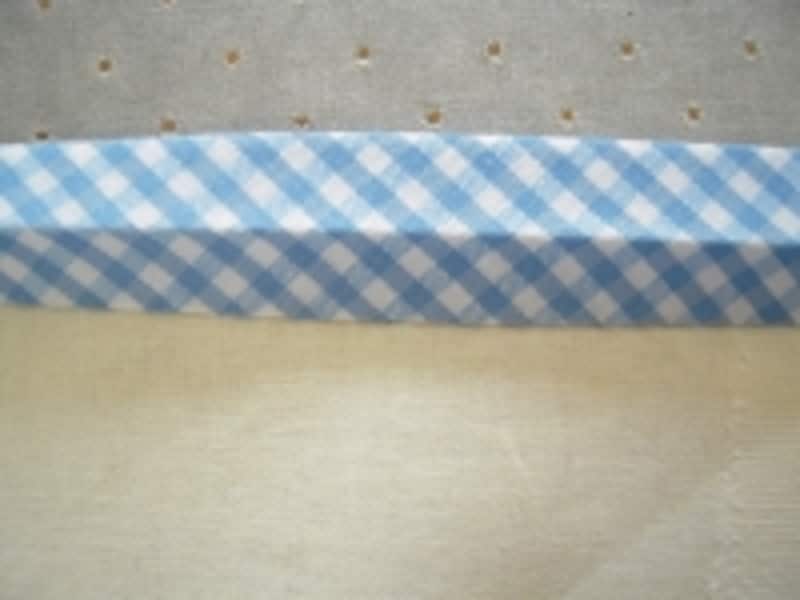 布を挟むようにして、テープを裏側まで折ります