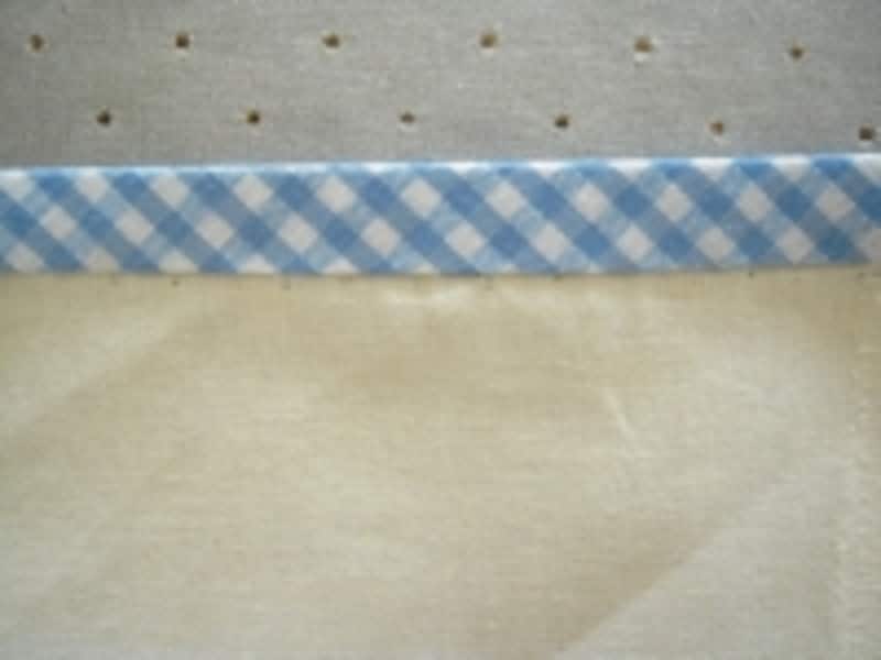 表にひびかないように、裏側からまつる際は縫い目に気をつけてください