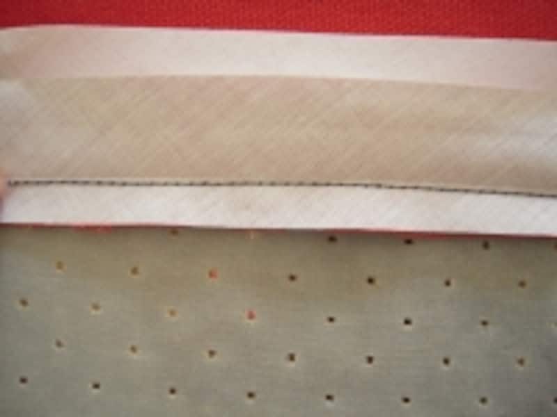 最初に、裏側からミシンをかけます