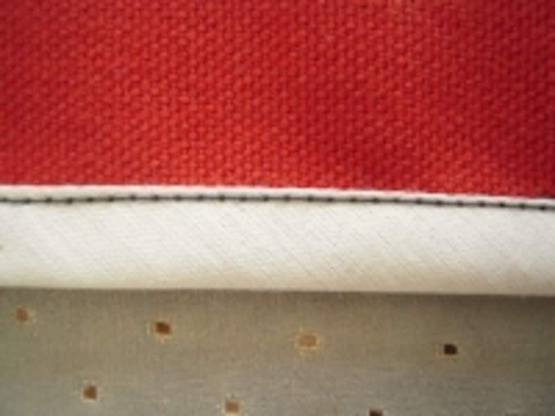 次にテープを布の表まで折り返し、表側からミシンをかけます