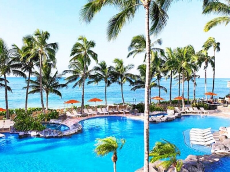 ウォータースライダーや子供用プールを併設したシェラトン・ワイキキ、ロイヤル・ハワイアン共用のプール