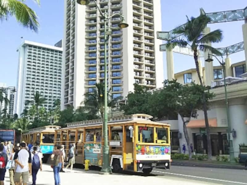 ホノルル各所にあるツアー専用のトロリー＆バス停留所。これを利用すれば行動範囲がグッと広がる