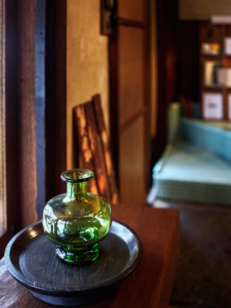 奥の階段の水色のタイルも美しい