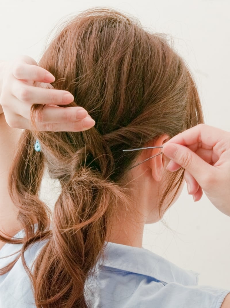 ゴムで結んだ根元部分にピンを縦におしこむ