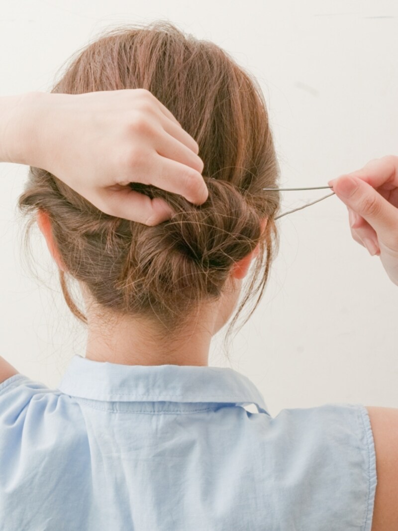 おだんごの中心に向かって、ピンが頭皮から浮かないように