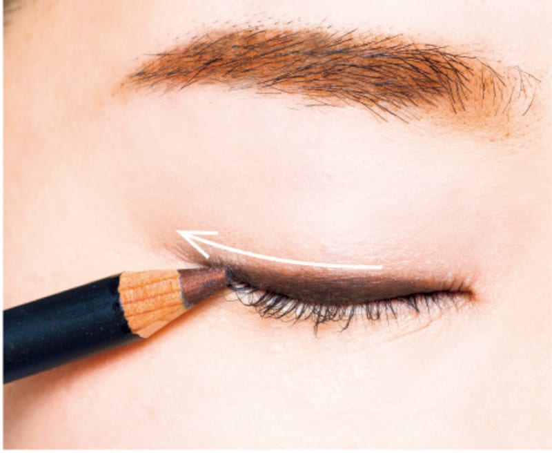 目頭から目じりに向けて太めにアイラインを引く