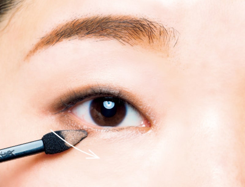 下まぶた目尻から3分の１の幅にブラウンシャドウを塗る