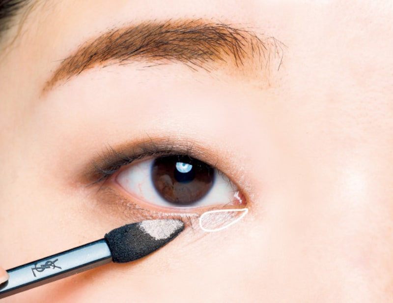 目頭に明るいベージュのアイシャドウでハイライトを入れる