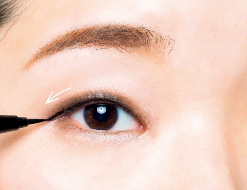 目のキワにブラックのアイライナーを引く