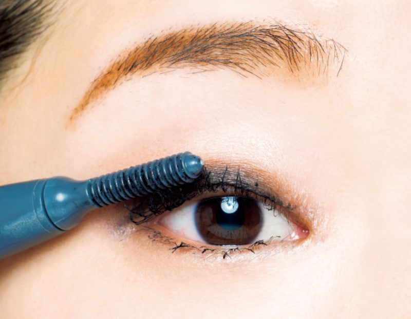 ホットビューラーをまつ毛の根元にあて持ち上げる