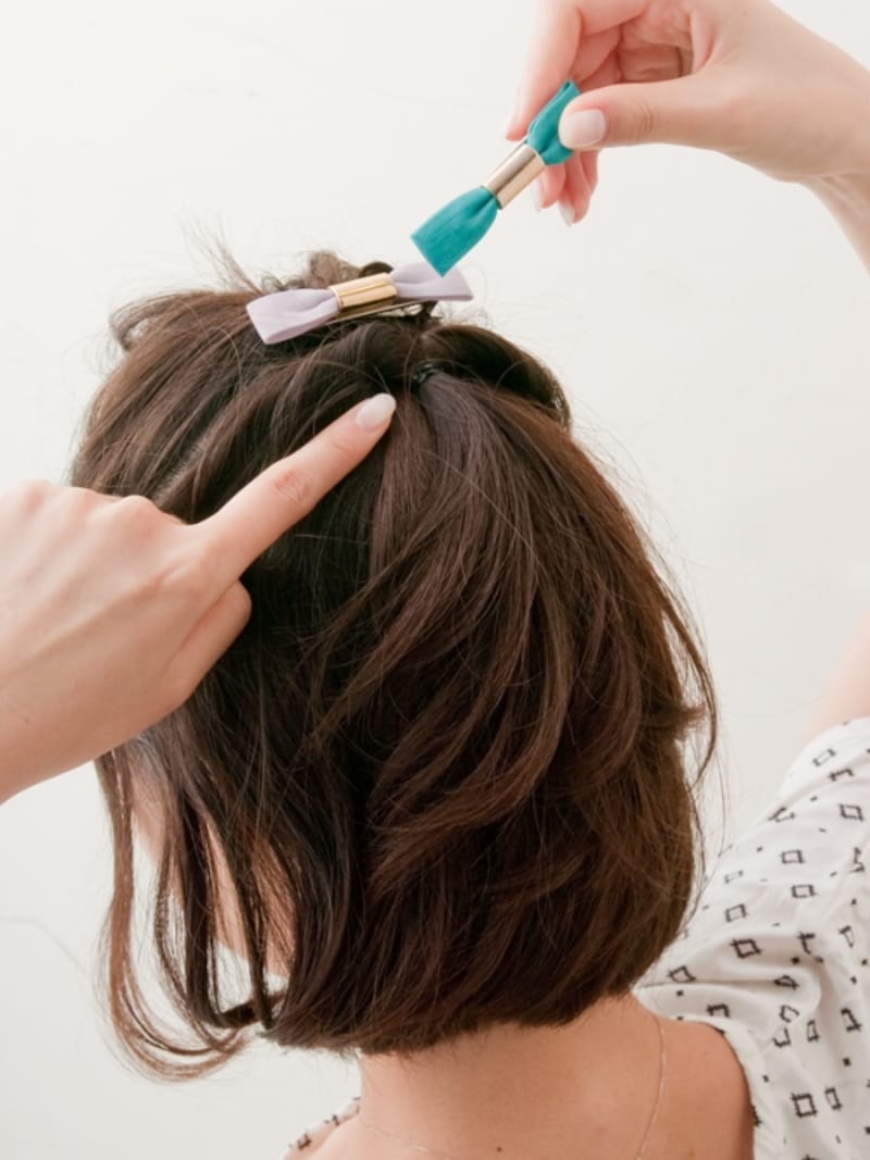 飾りピンでゴムを隠す