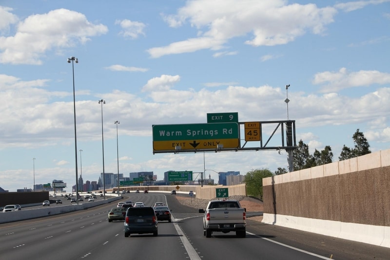 アメリカのフリーウェイは、日本でいう高速道路ですべて無料。とにかく速度域が速い！