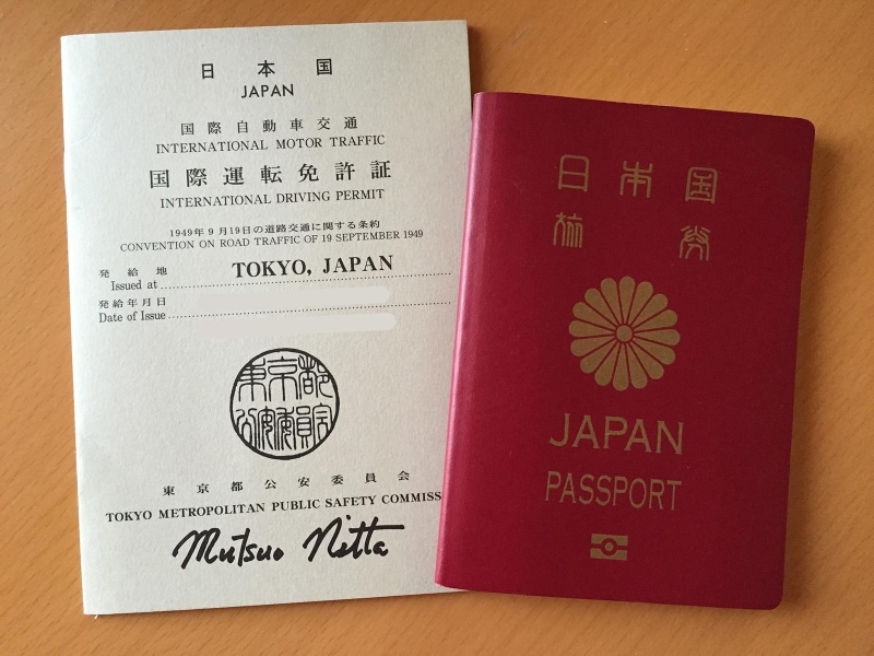 パスポートはもちろん、国際免許証（左）が必須