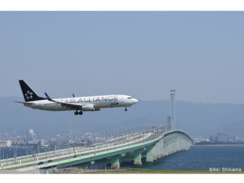 連絡橋をバックに着陸してくる機体を撮影する、関空ならではのショット