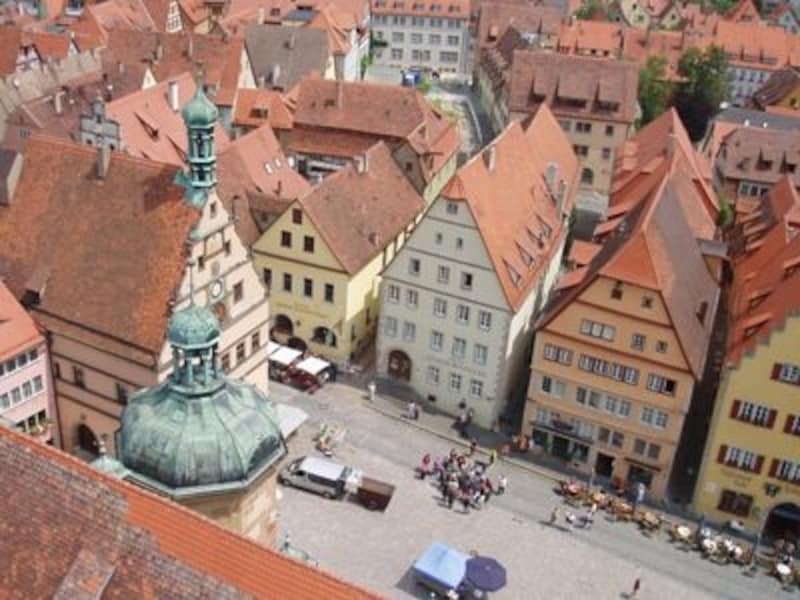 市庁舎の塔から眺めるローテンブルク。レンガ色のかわいらしい屋根が一面に広がります