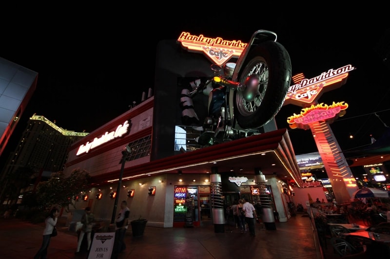 ハーレー直営店のハーレーダビッドソンカフェ。お店からハーレーが飛び出す!