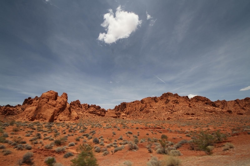 真っ赤な岩山が連なる“炎の谷”