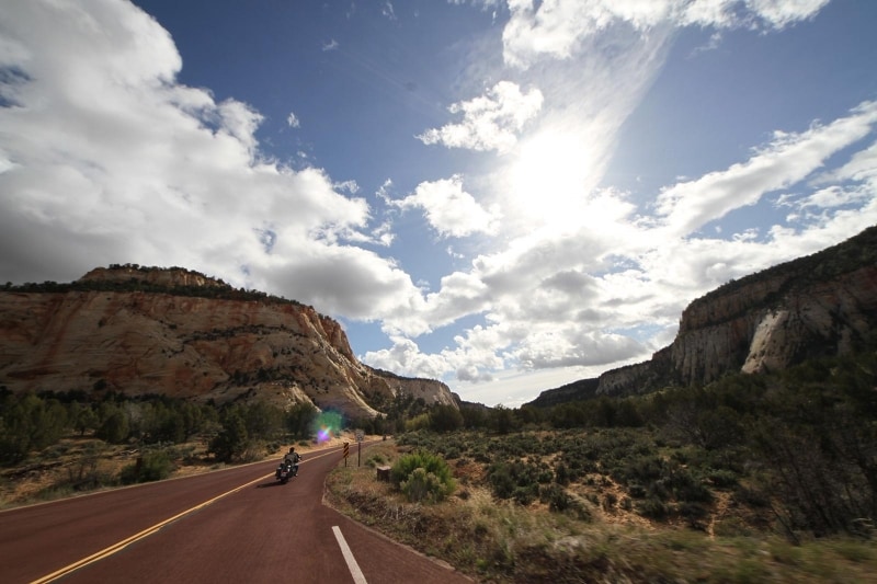 ザイオン国立公園内をハーレーで走る……そのスケール感たるや!