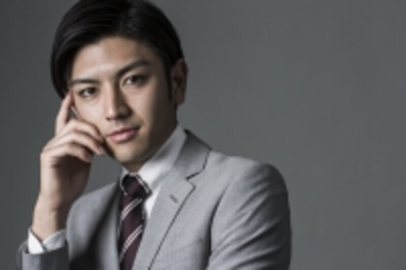 不敵な笑みを浮かべる男性